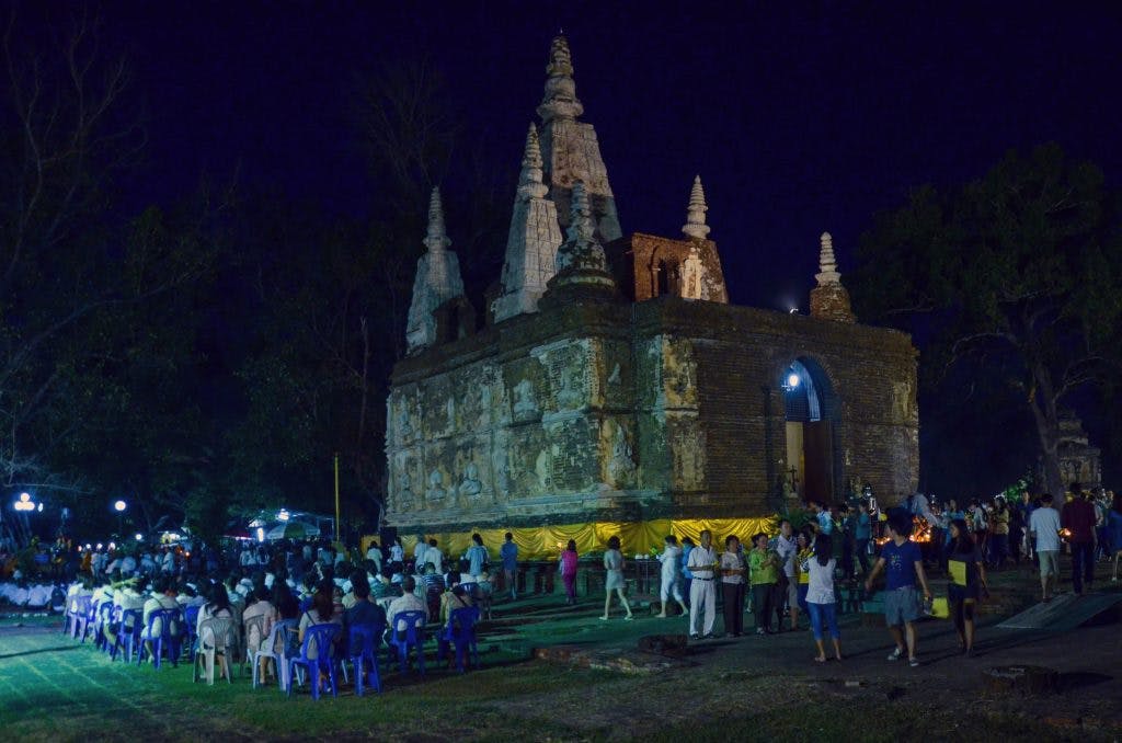 People gathering for prayer at Wat Jed Yod during Makha Bucha