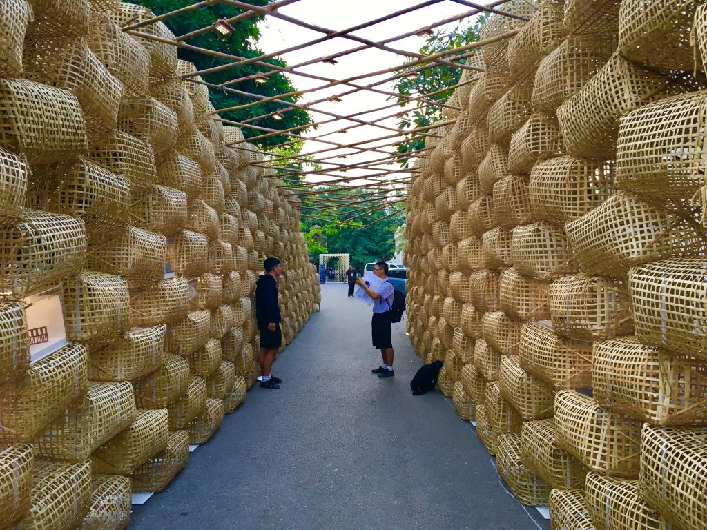 Tajscy uczniowie robią zdjęcia instalacji artystycznej, Chiang Mai Design Week