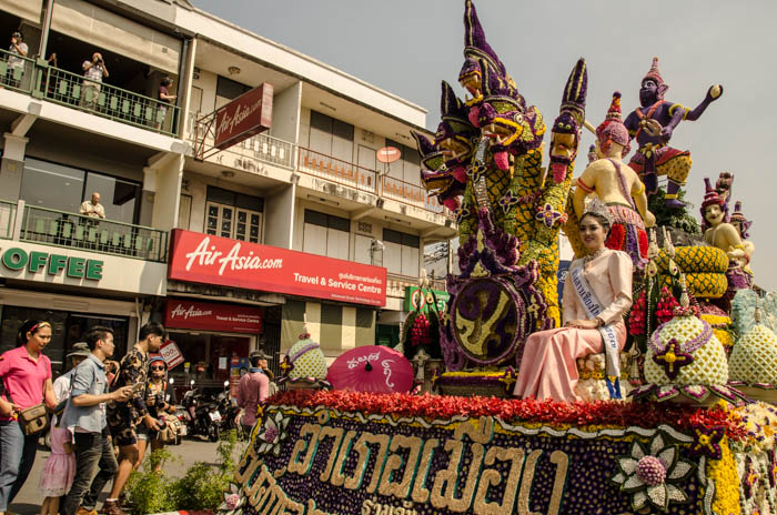 A float carrying one of the beauty pageant contestants 