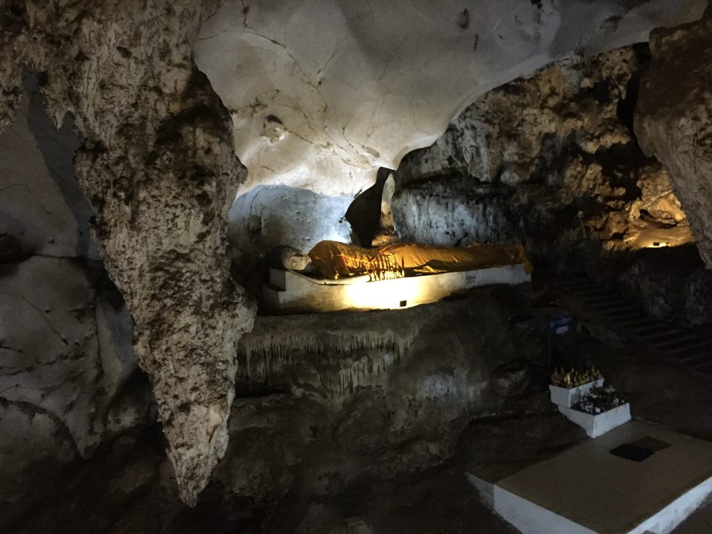 Reclining Buddha statue inside the Muang On Cave