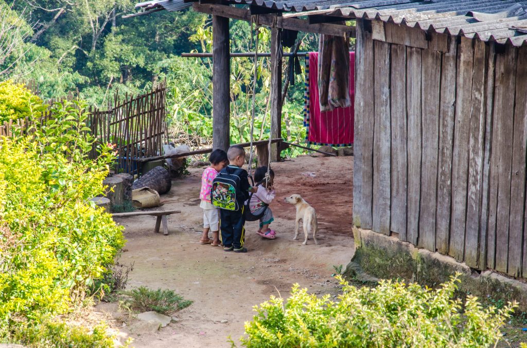 Zobacz jak toczy się lokalne życie na samej górze Doi Suthep. 