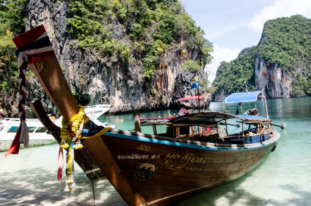 Do plaży z Ao Nang Beach dowiezie cię tradycyjna łódka