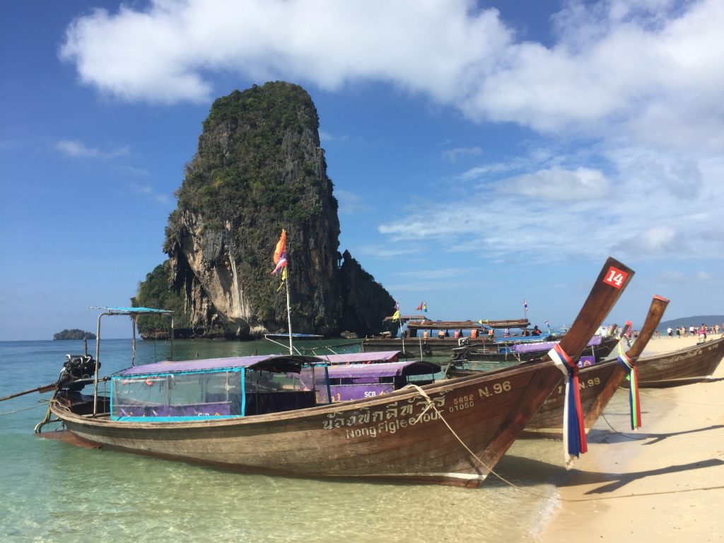 Kolorowe łódki to nieodłączna część krajobrazu na Railay Beach 