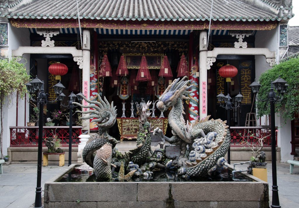 Piękna rzeźba smoka w samym centrum świątyni robi wrażenie