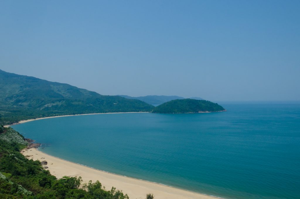 Jedna z plaż północnych widziana a Hai Van Pass