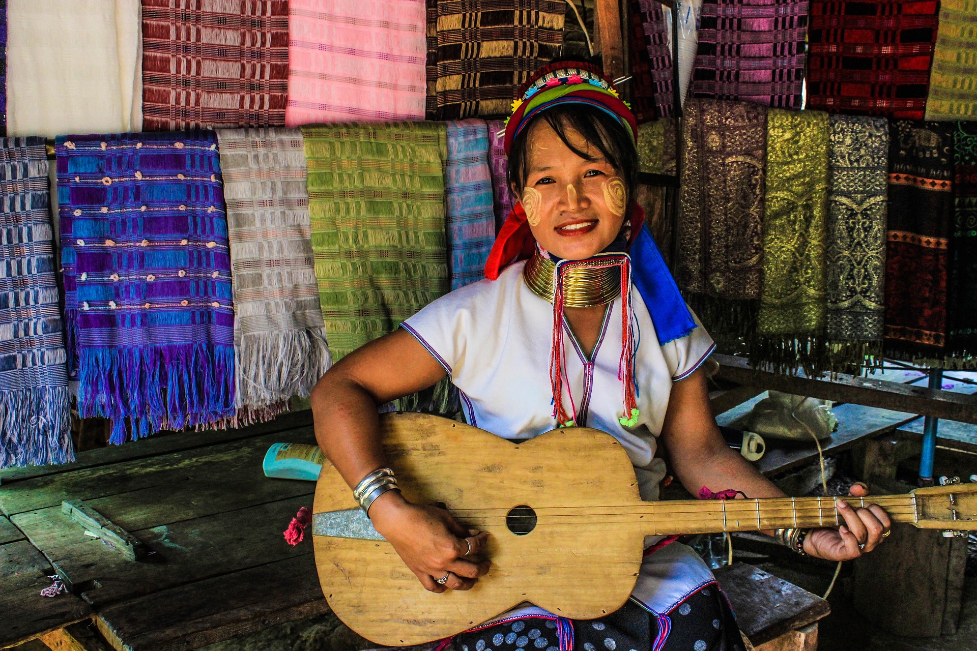 Premium Photo | Thailand, chang mai, karen long neck hill tribe village  (kayan lahwi), long neck woman in traditional costumes. women put brass  rings on their neck when they are 5 or