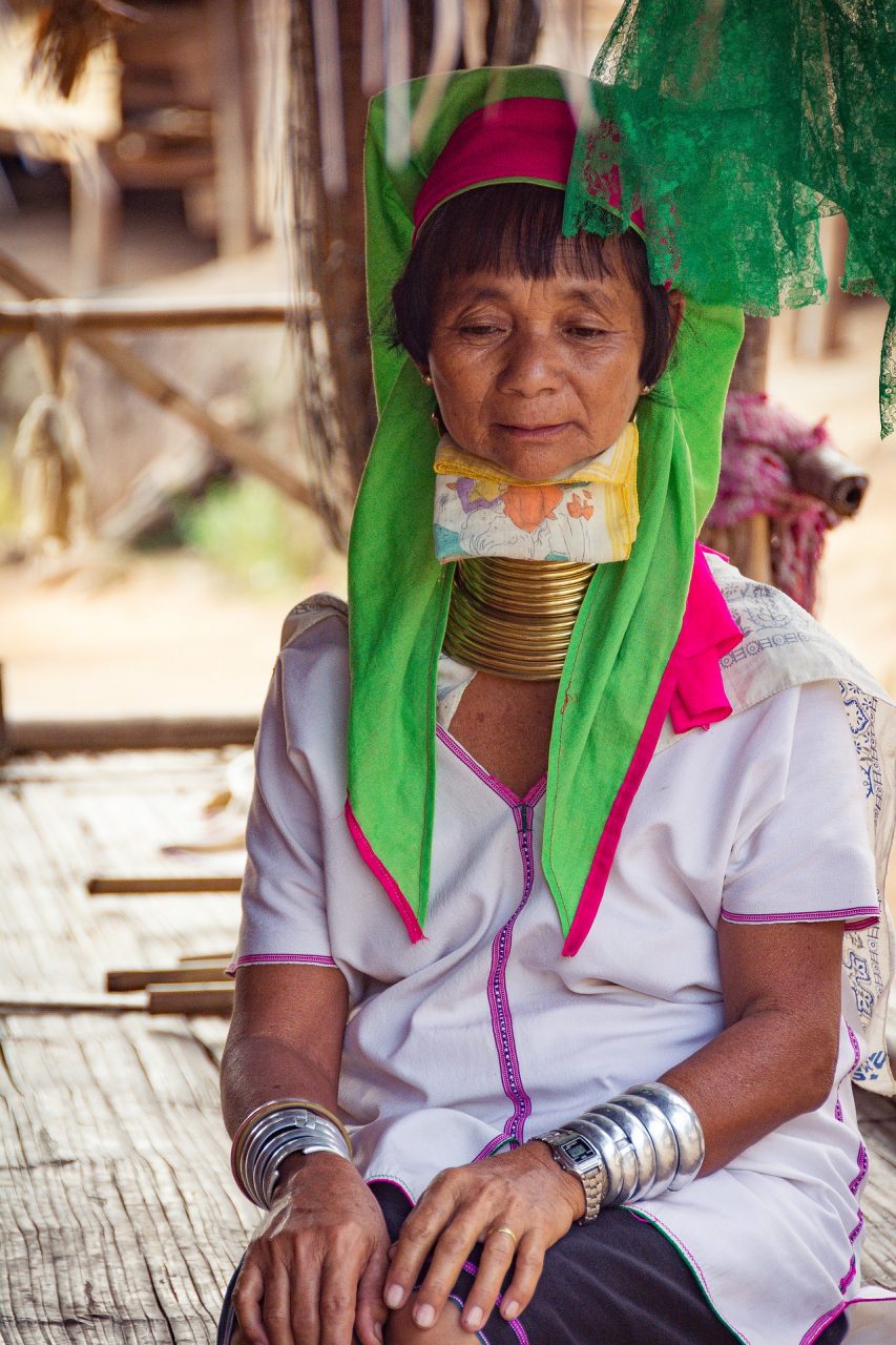 kobieta z plemienia karen w wiosce, chiang mai 