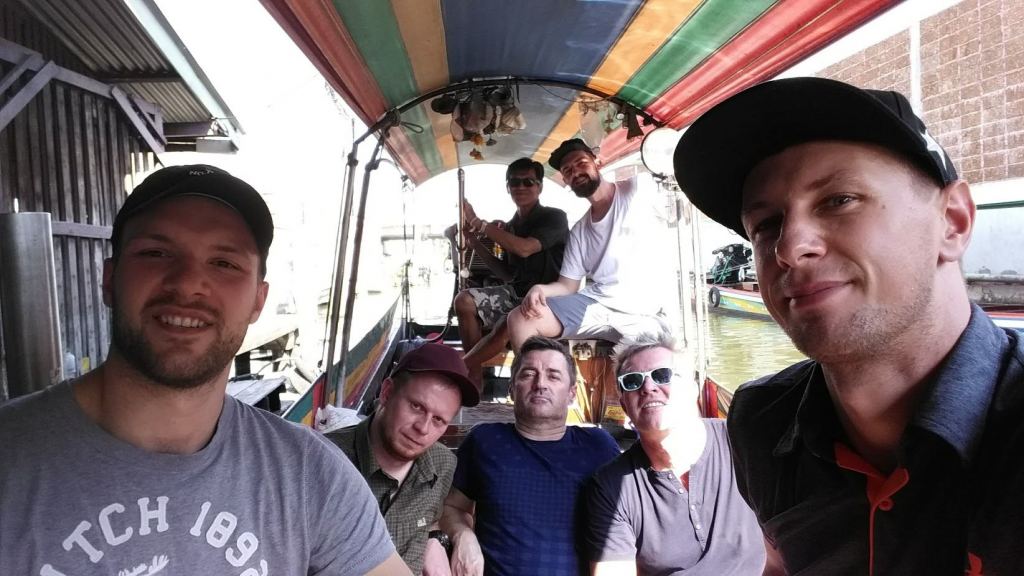 Polski przewodonik w Bangkoku z grupą na łódce.