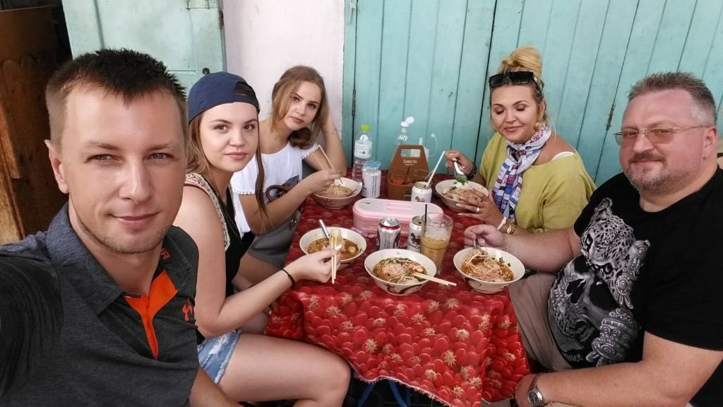 Polski przewodnik w Bangkoku ze swoją grupą zwiedzającą.
