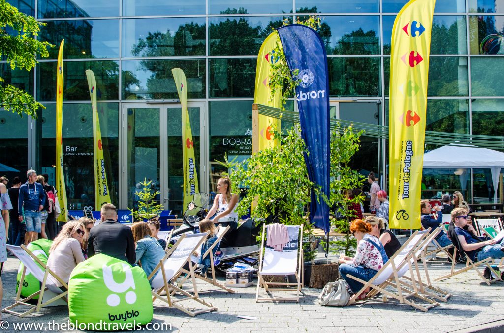 see bloggers uczestnicy przed budynkiem konferencji