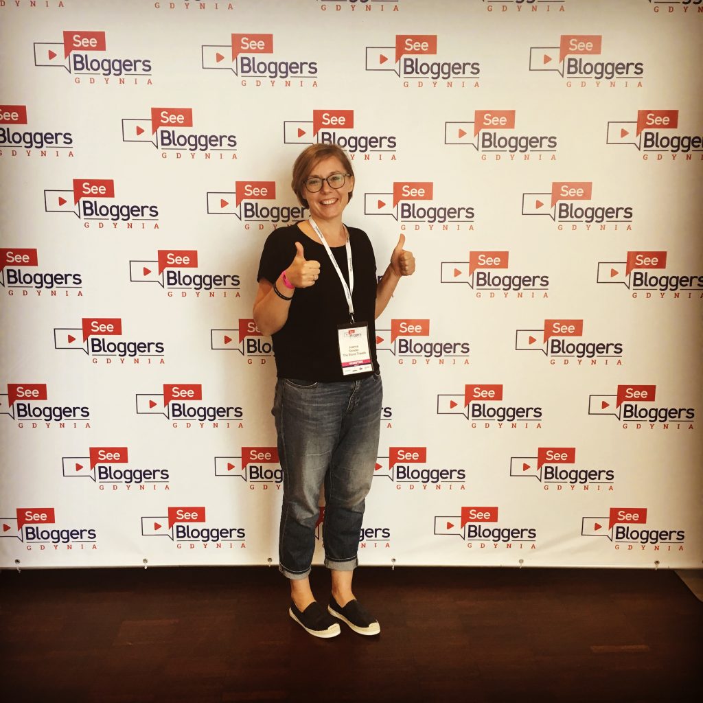 See bloggers joanna przed sciana z logiem