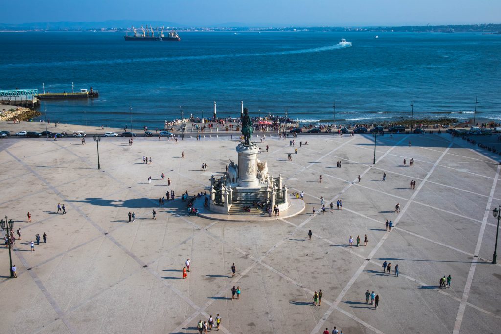 praca do comercio seen from the santa augusta arch