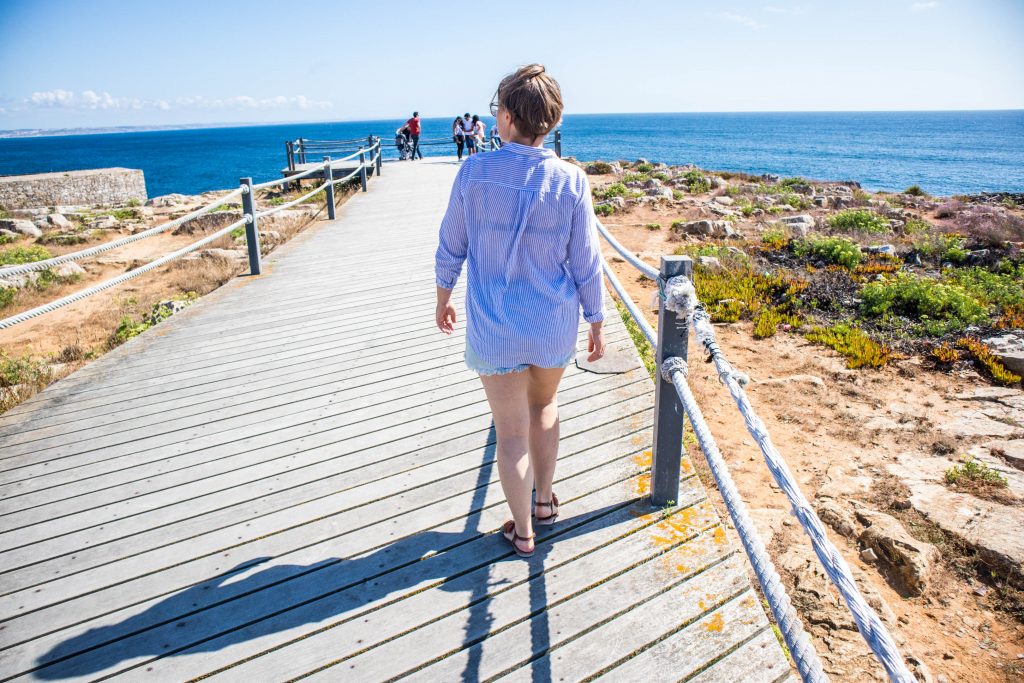 dziewczyna idzie po drewnianym mostku w peniche portugalii