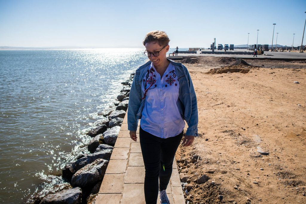 dziewczyna spaceruje po plaży w essaouira