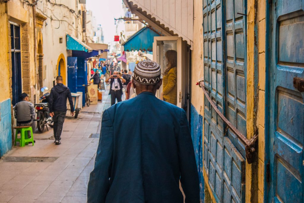 mezczyzna w essouira spaceruje po ulicach miasta.