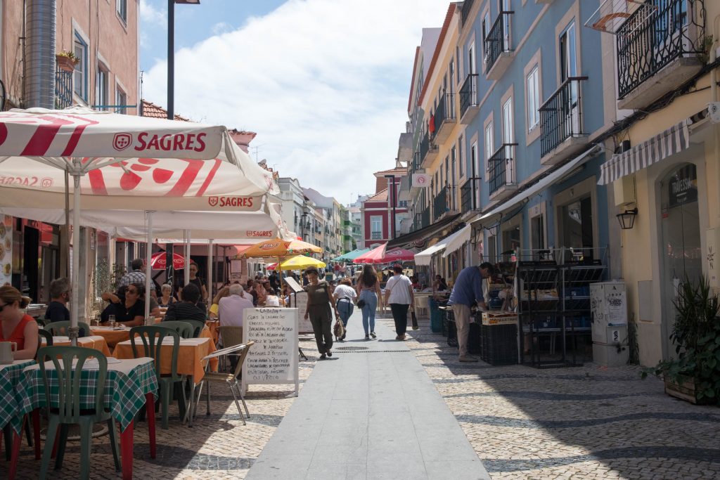 Cacilhas restauracje i bary w sloneczny dzien.
