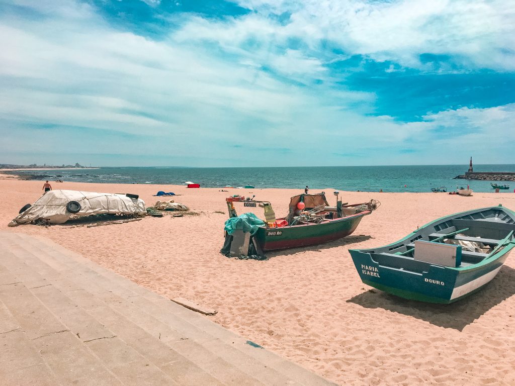 łodzie na plaży w porto