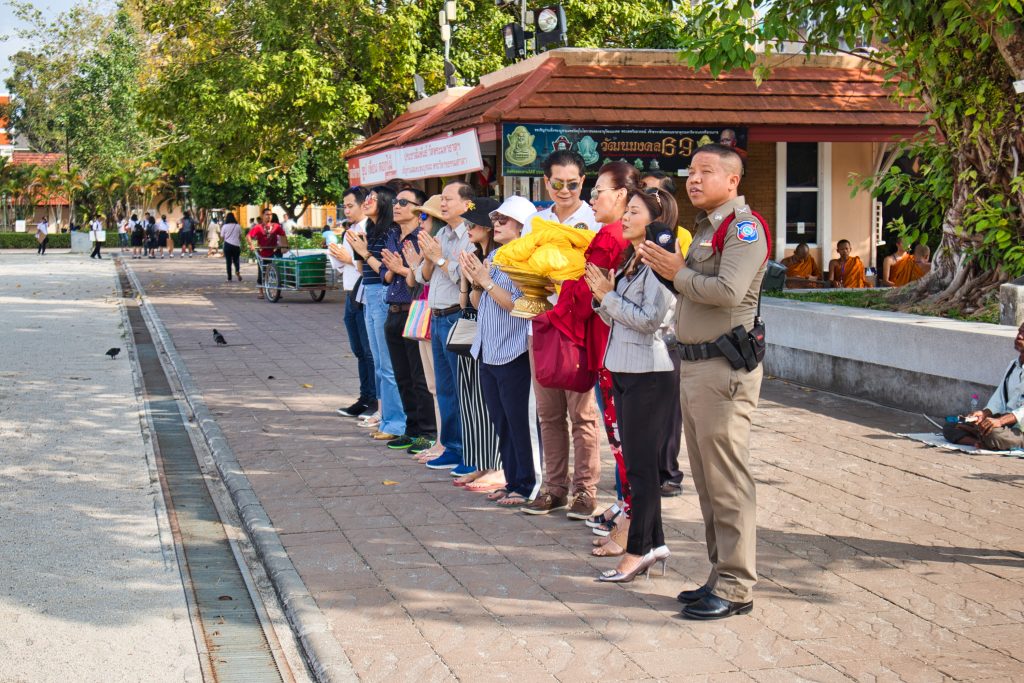 thailand-nakhon-si-thammarat-temple-buddhist-visitors