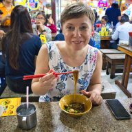 kobieta je boat noodles, lokalne jedzenie w bangkoku.