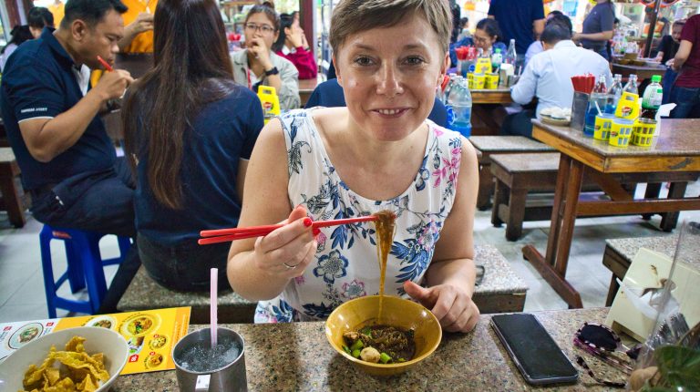 kobieta je boat noodles, lokalne jedzenie w bangkoku.