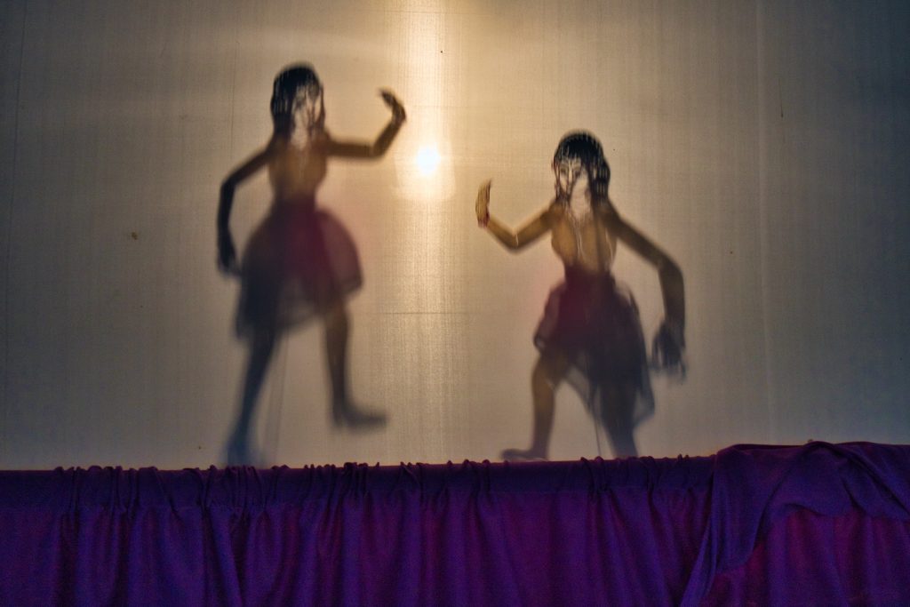 dwie marionetki cieni w teatrze cieni w nakhon si thammarat.