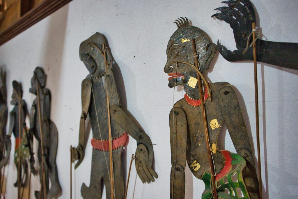 wystawa marionetek cieni w domuch sucharat sapsina w nakhon si thammarart