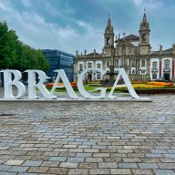 napis braga przed budynkiem na skwerze w bradze