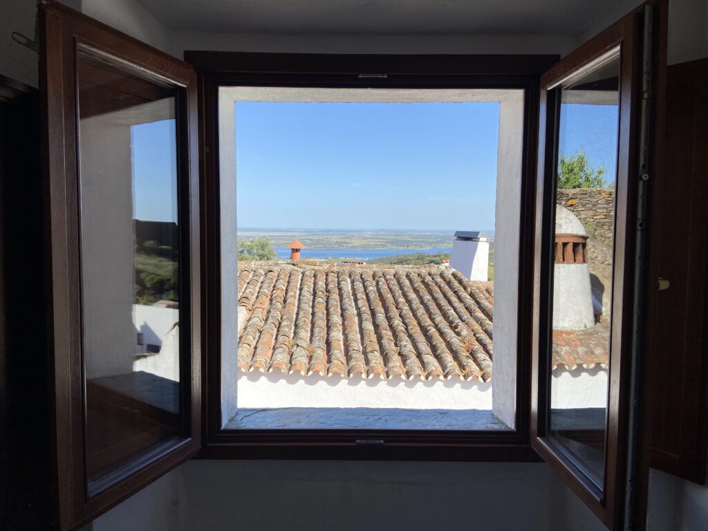 Widok z hotelu w Monsaraz, Alentejo na jezioro.