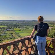 dziewczyna patrzy na alentejo z monsaraz