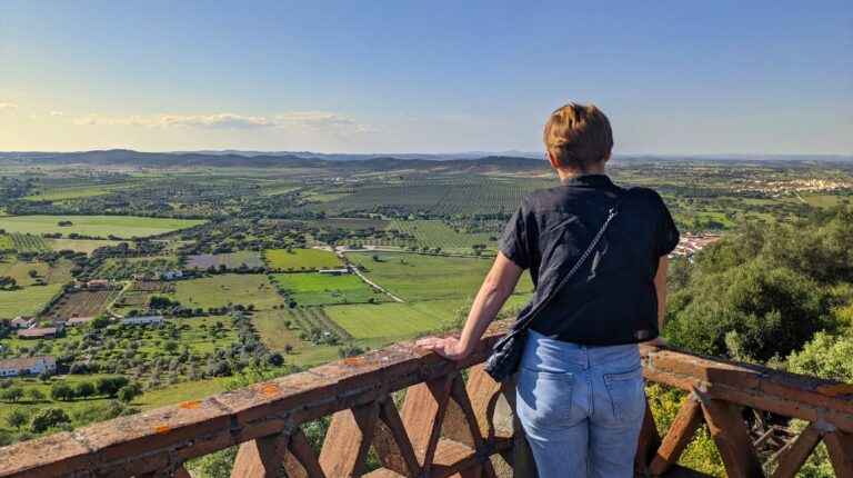 dziewczyna patrzy na alentejo z monsaraz