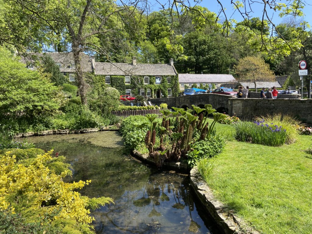 Domek obrośnięty bluszczem w Anglii, Cotswolds.
