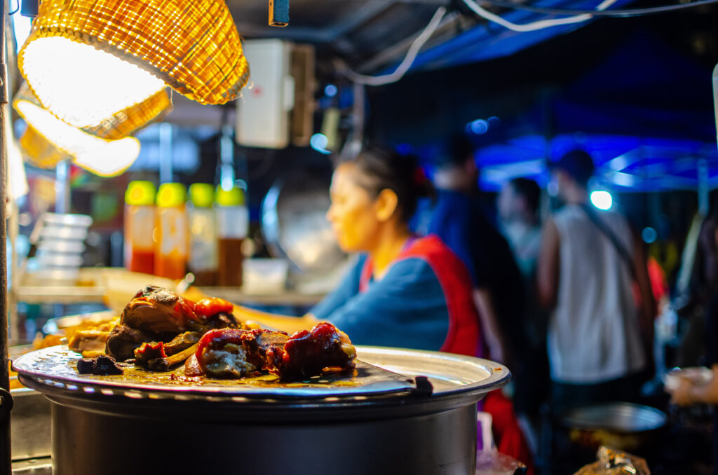 Kawałki mięsa na stoisku w Chiang Mai.
