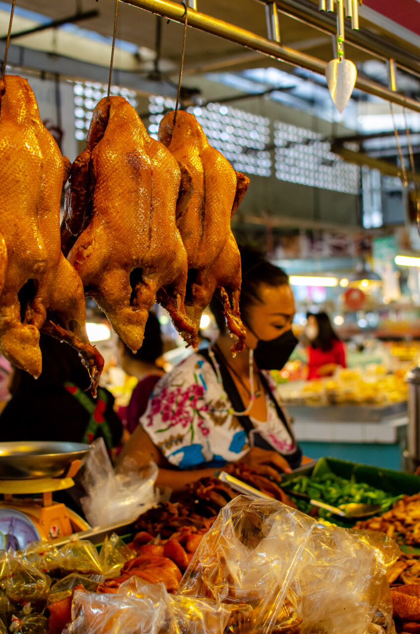 Wiszące kurczaki na markecie w Chiang Mai.