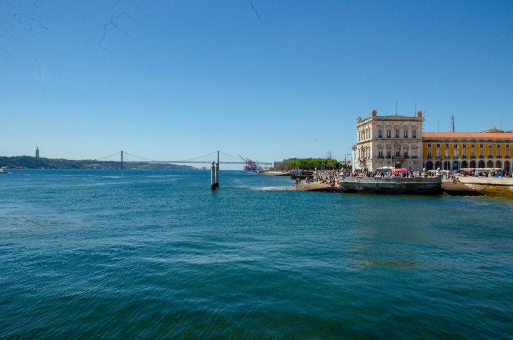 Widok na rzekę i plac w Lizbonie. 