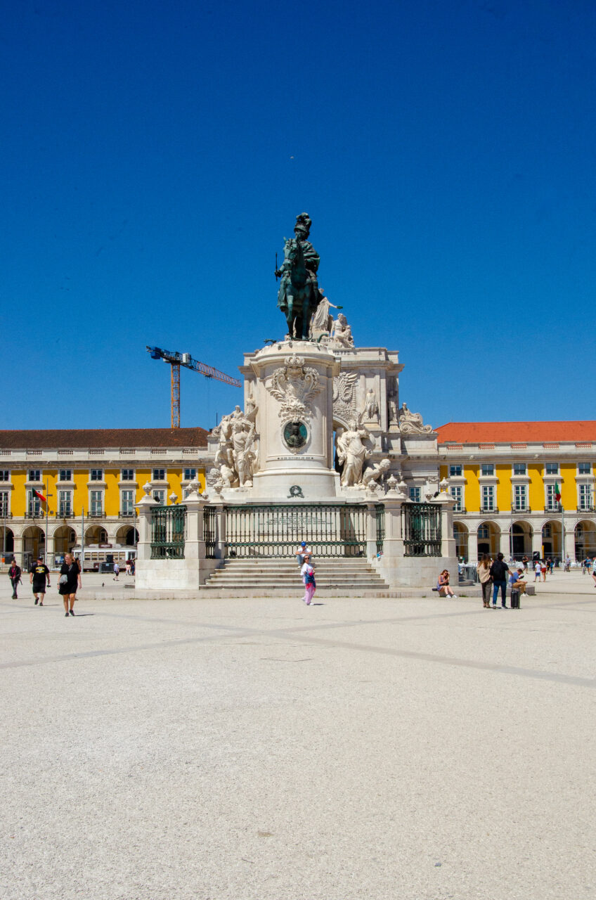Pomnik na koniu na placu w Lizbonie. 